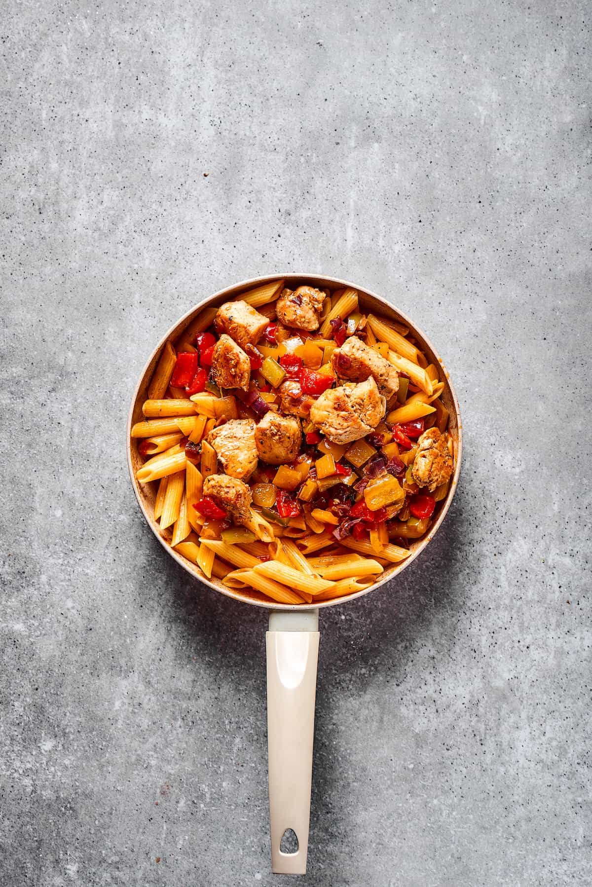 Chicken fajita pasta in a skillet.