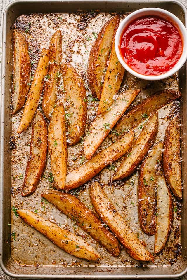 Baking sheet with crispy potato wedges