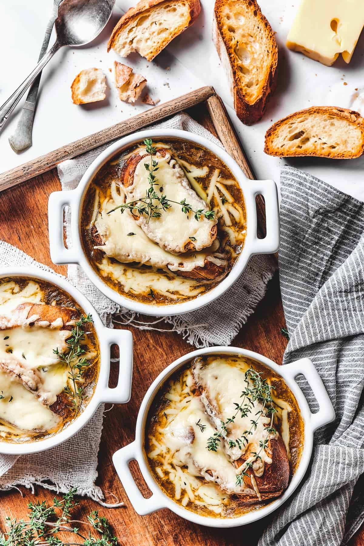 Onion soup with chees croutons in individual bowls.