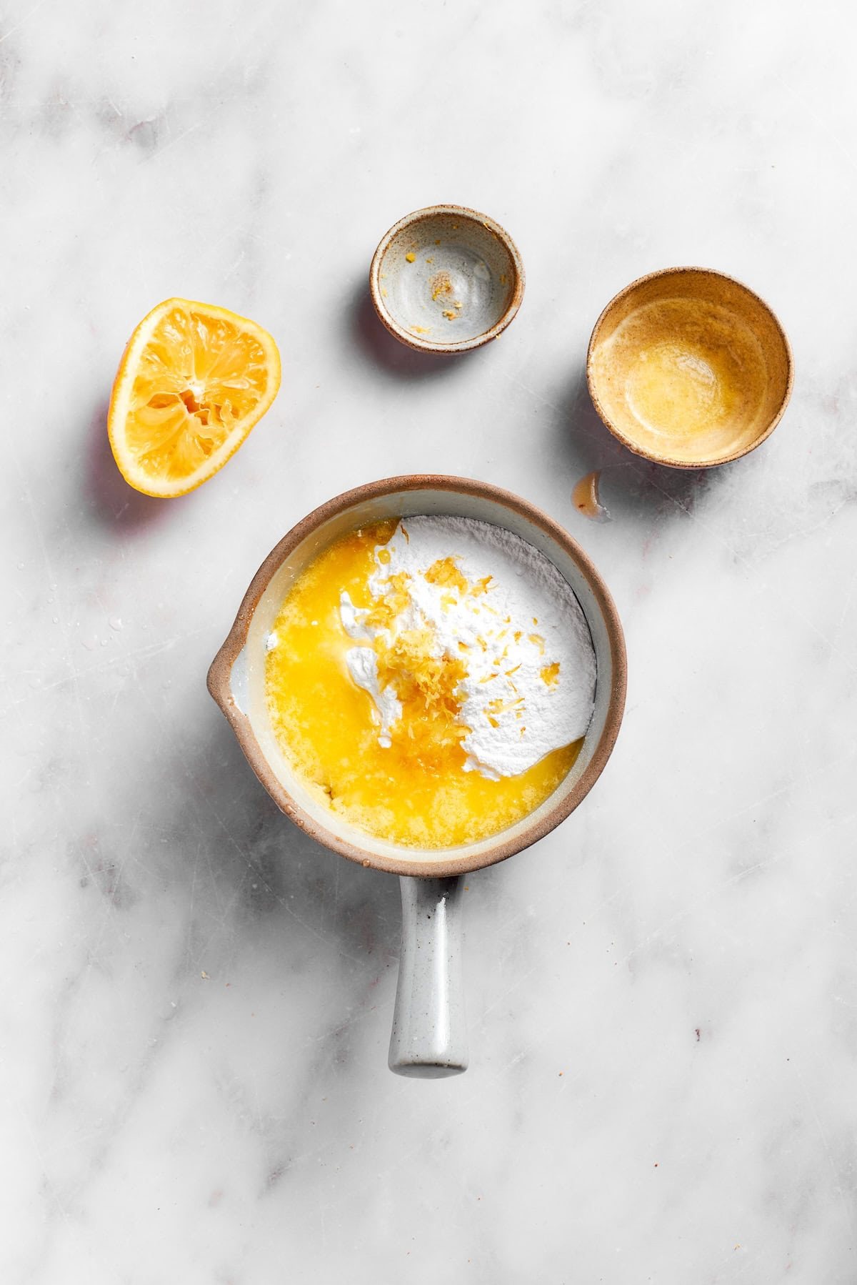 Mixing the filling for lemon slices in a pot.