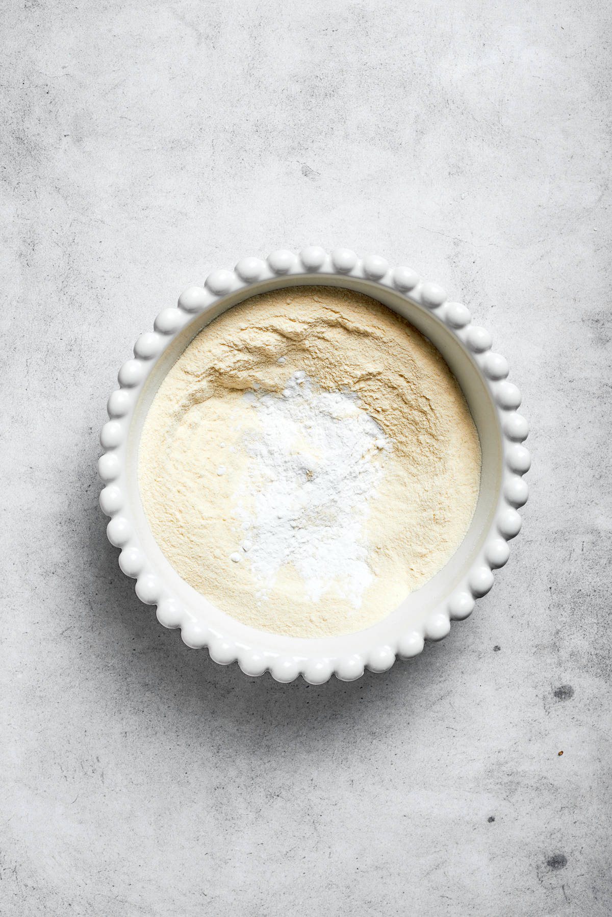 The dry mixture for the cake in a bowl.