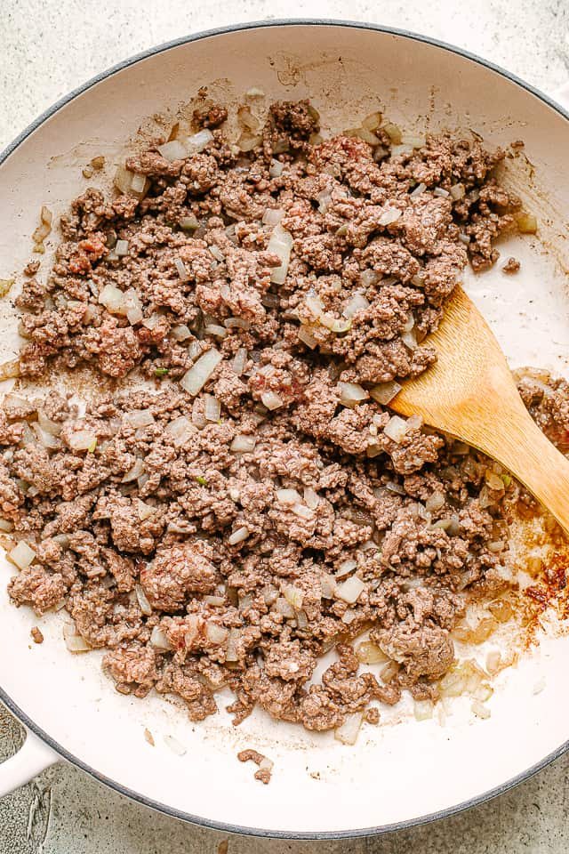 ground beef browning in a skillet for skillet lasagna