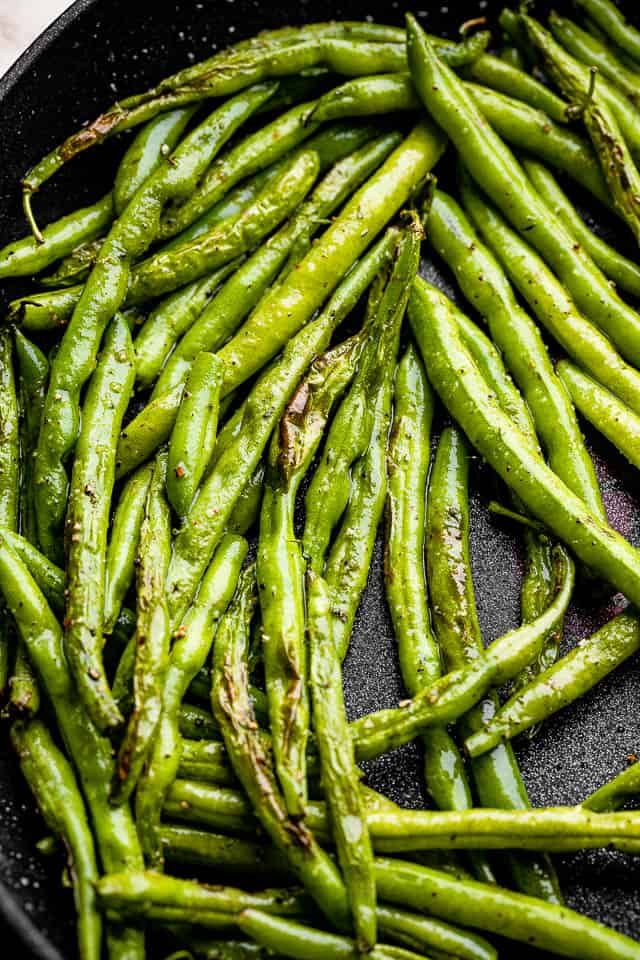green beans in a black skillet